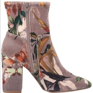 Nine West velvet ankle boots size 7